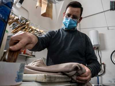 Intanto il signore prende un cappotto beige misto lana e individua una macchia di sudore all�altezza dell�ascella. �Una volta posizionato il capo sul banco da lavoro - ci dice - immergo la spazzola in un detergente sgrassatore delicato...